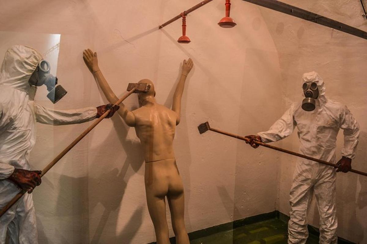una mostra di manichini in un museo