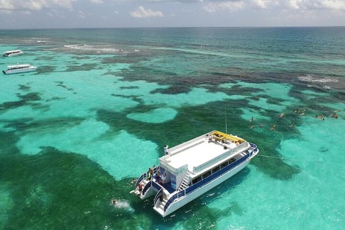 一艘漂浮在海洋中的船