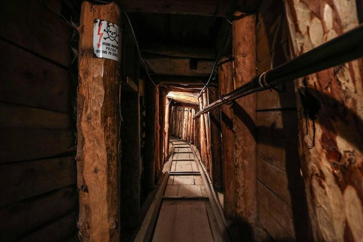 tume koridor, mille hoone küljel on silt