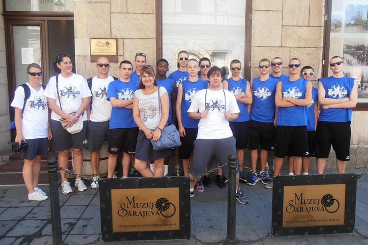 un groupe de personnes posant pour une photo devant un bâtiment