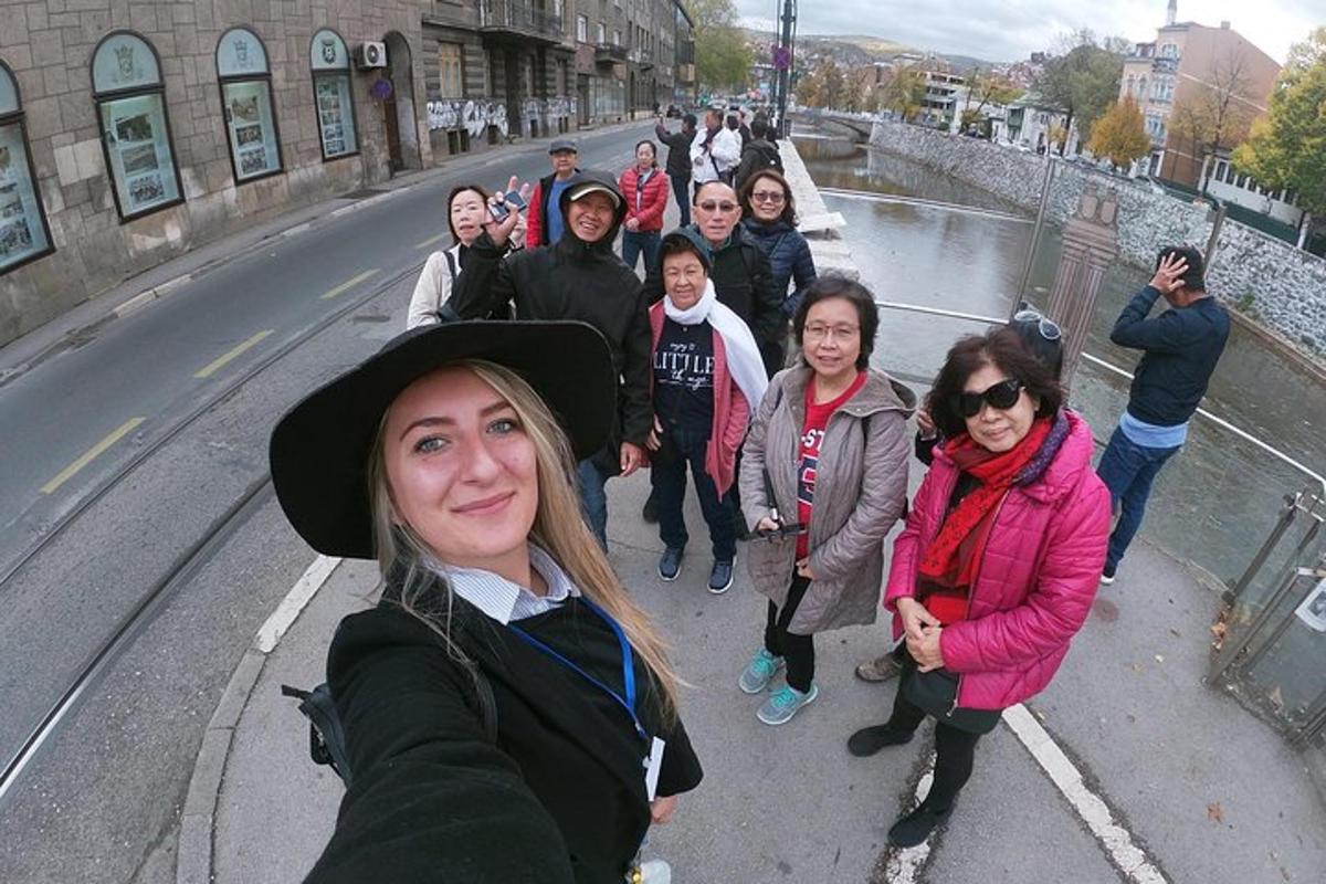 um grupo de pessoas em pé em uma ponte