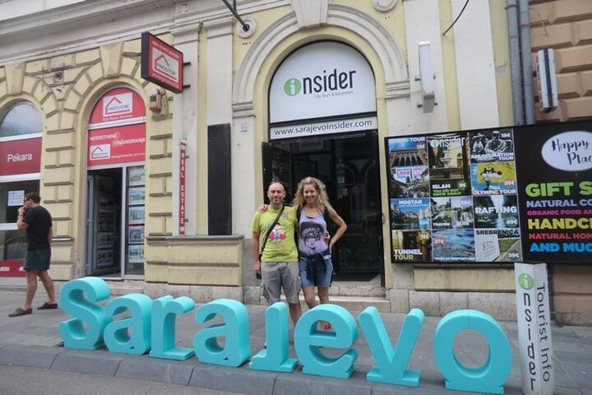 um homem e uma mulher parados em frente a uma loja