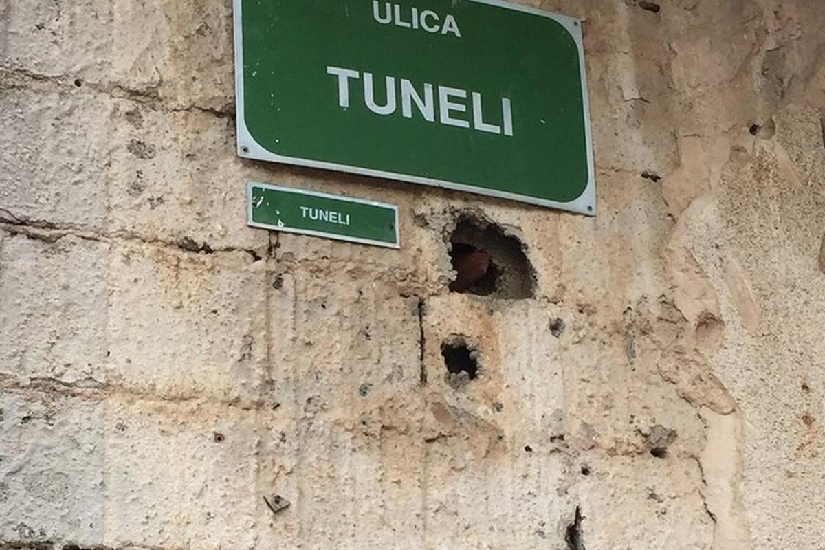 taş duvardaki yeşil bir sokak tabelası