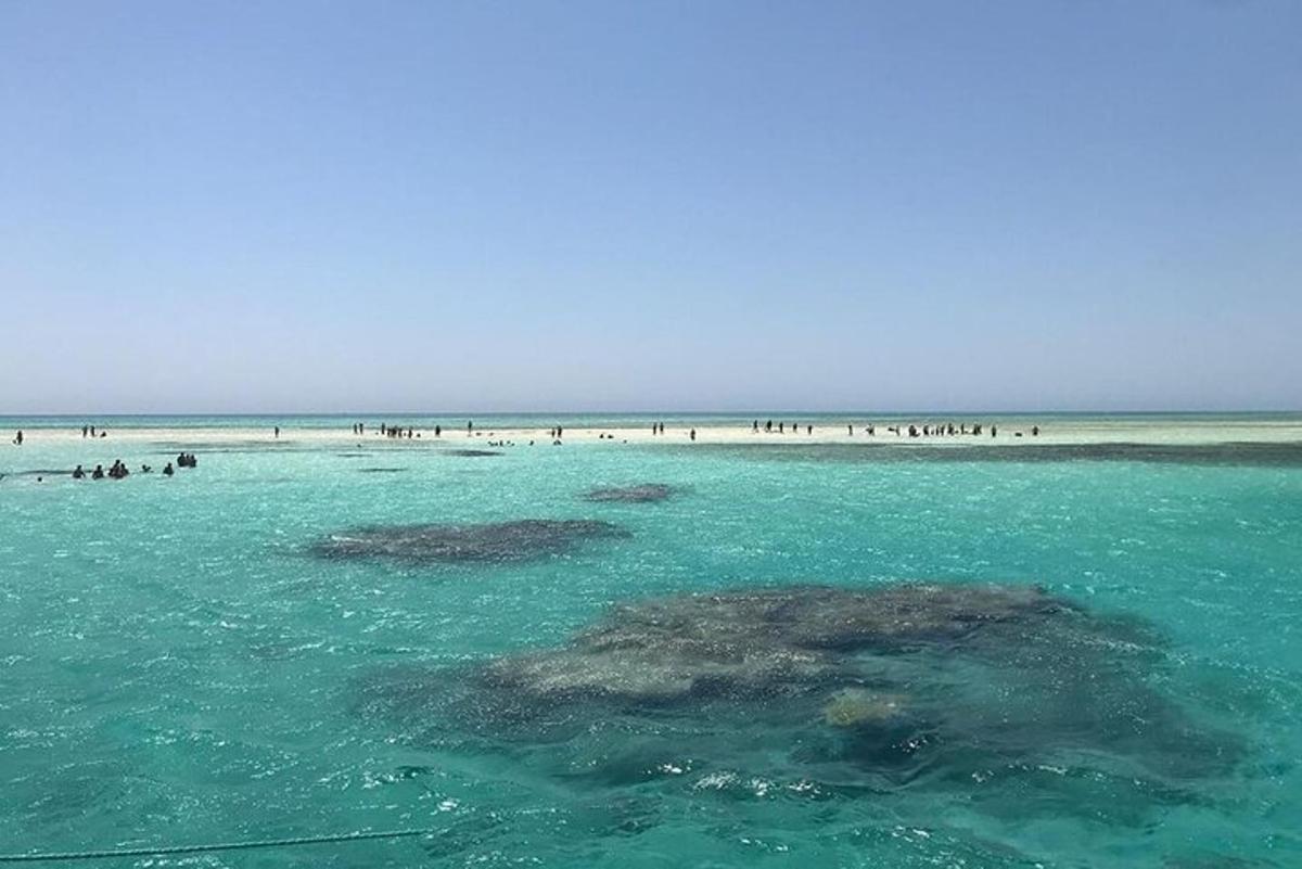 egy strand, ahol egy csoport ember a vízben
