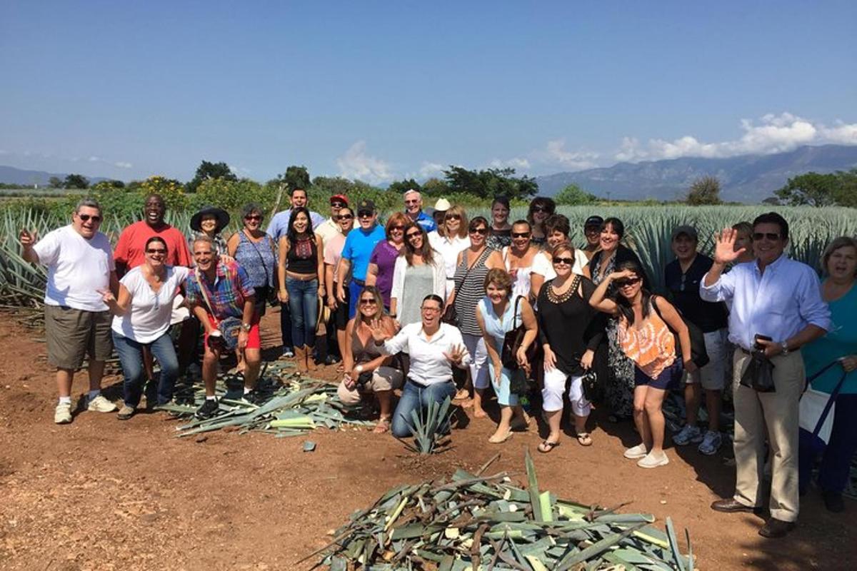 un grup de persones posant per a una foto en un camp