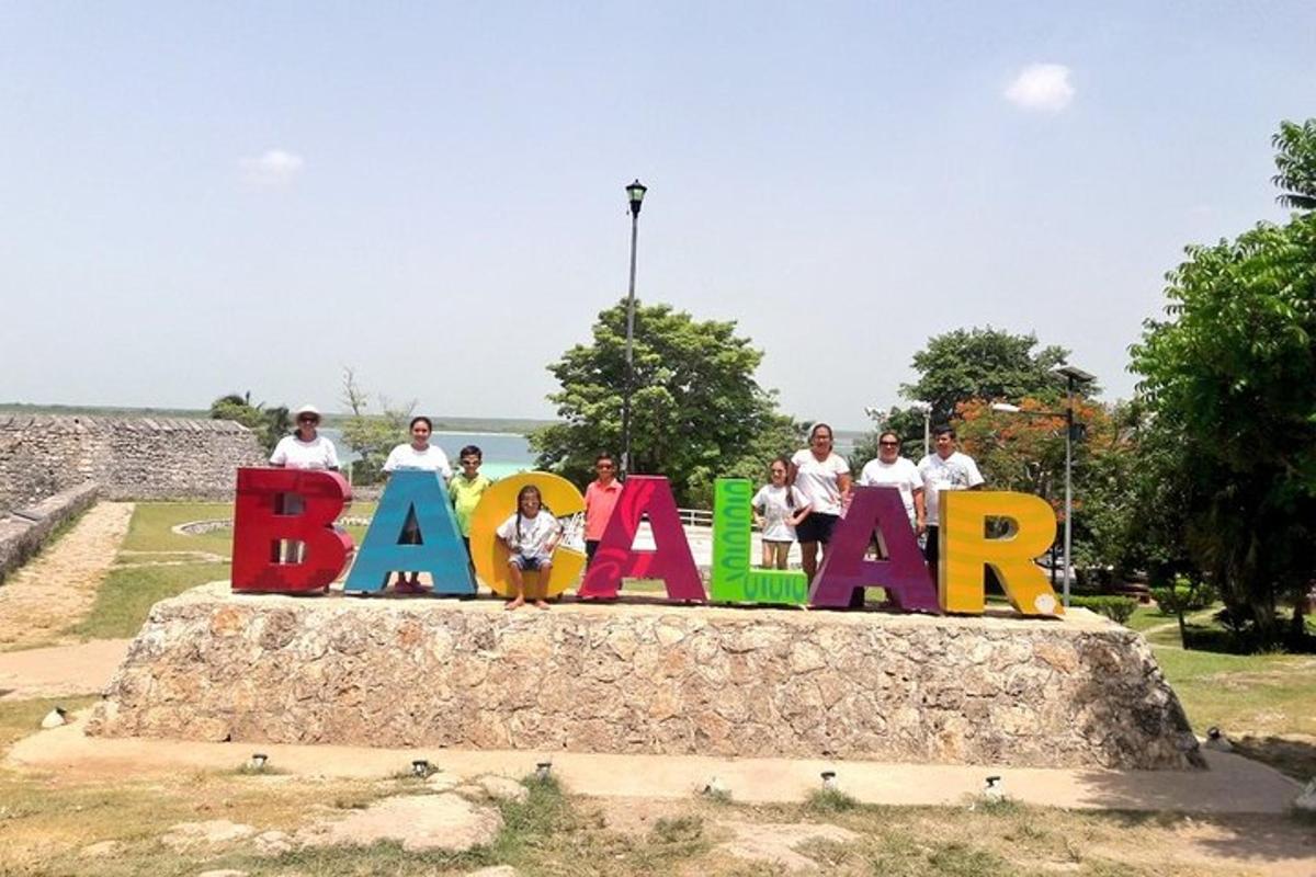 un grup de oameni care stau în fața semnului Ragnar
