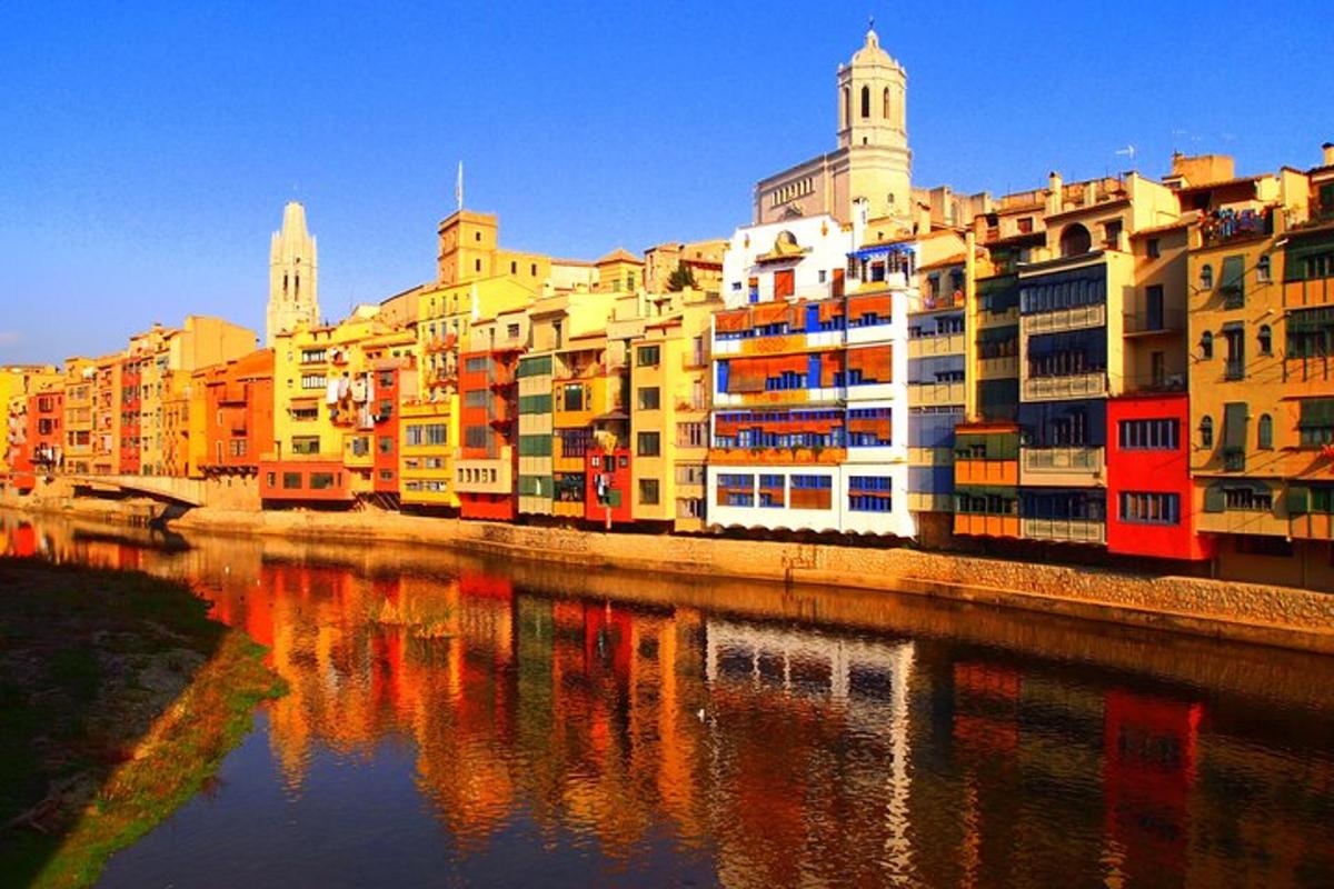 un gruppo di edifici vicino a uno specchio d'acqua