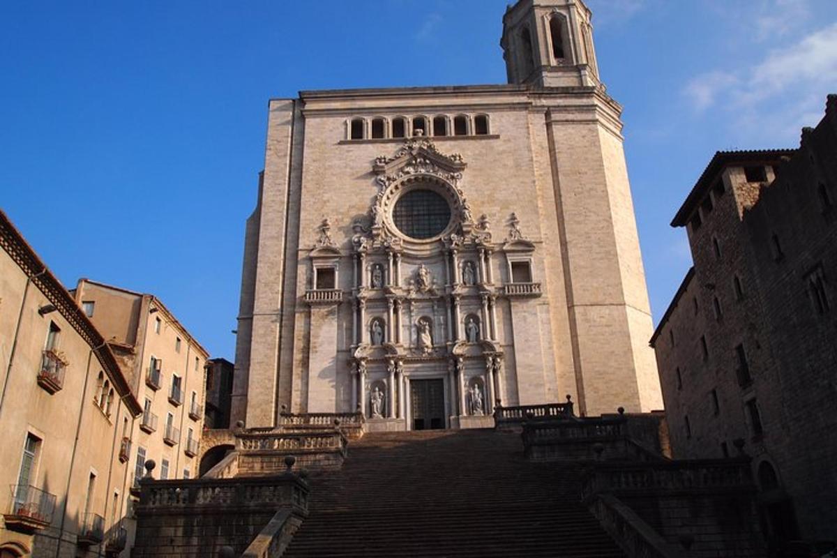 un edificio alto con una torre dell'orologio con scale