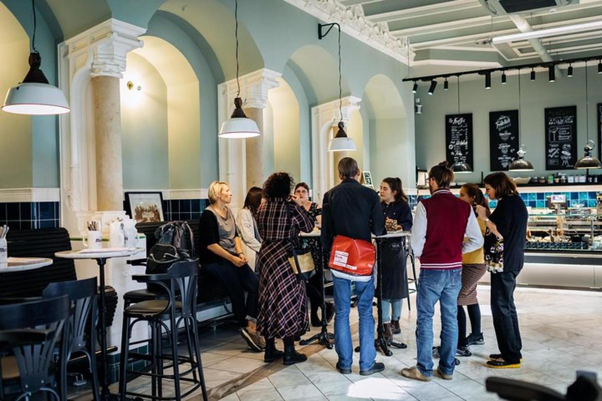 grupp inimesi, kes seisavad restoranis baari ümber