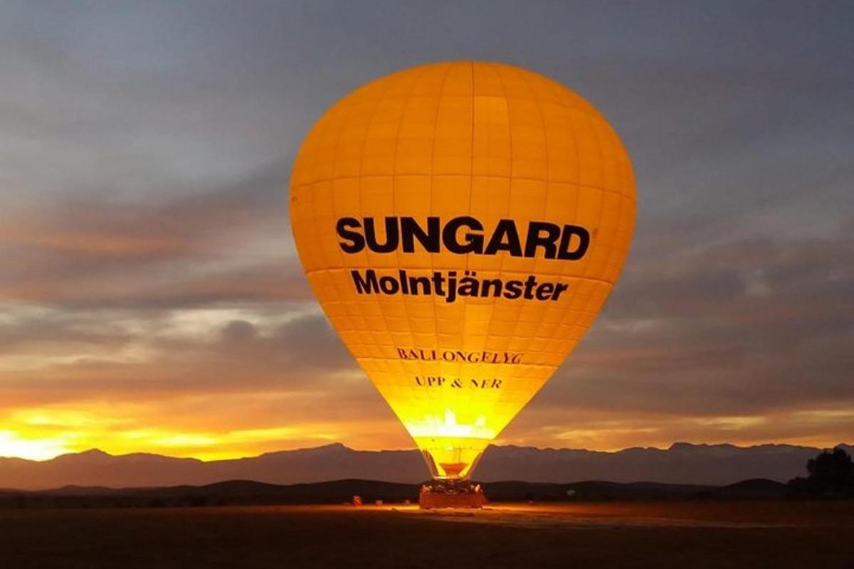 una mongolfiera con sopra