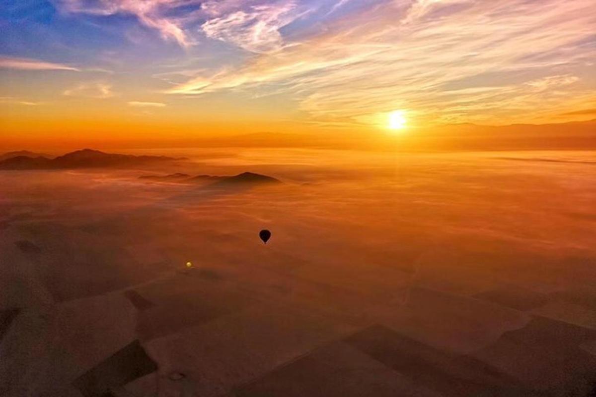 un cuore nel cielo sopra la nebbia con il tramonto