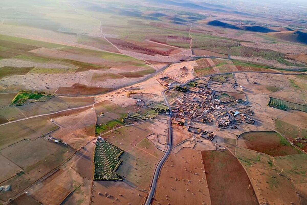 una vista aerea di un villaggio in un campo