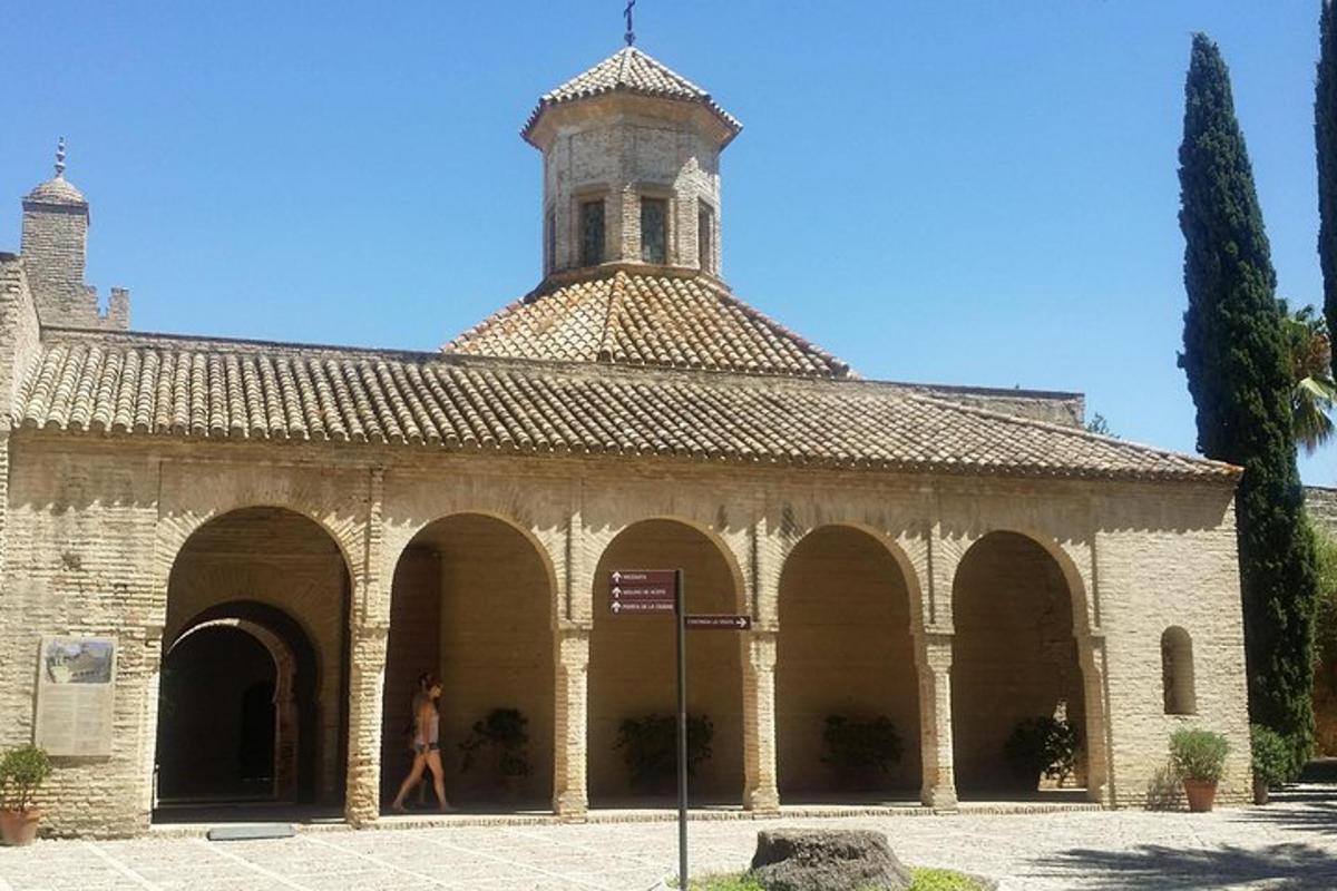 Μια γυναίκα περπατάει μπροστά από ένα κτίριο με έναν πύργο
