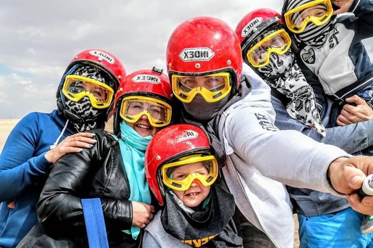 een groep mensen die helmen en helmen dragen