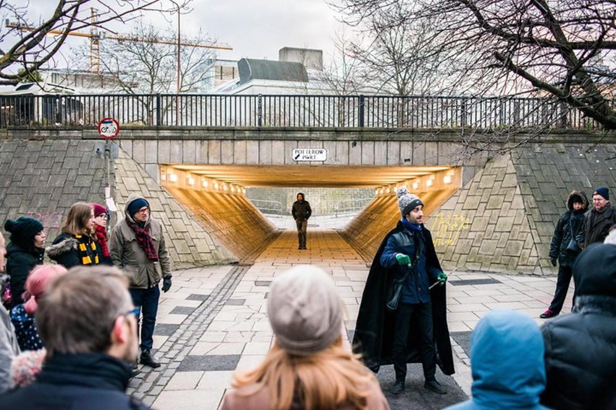 una multitud de gent dreta davant d'un túnel