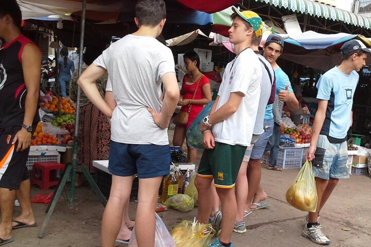 sekelompok orang yang berdiri di pasar terbuka