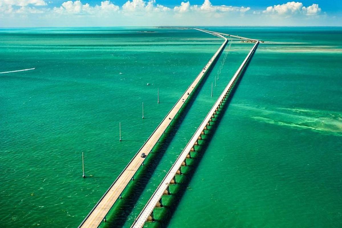 vista aèria d'un pont sobre l'aigua