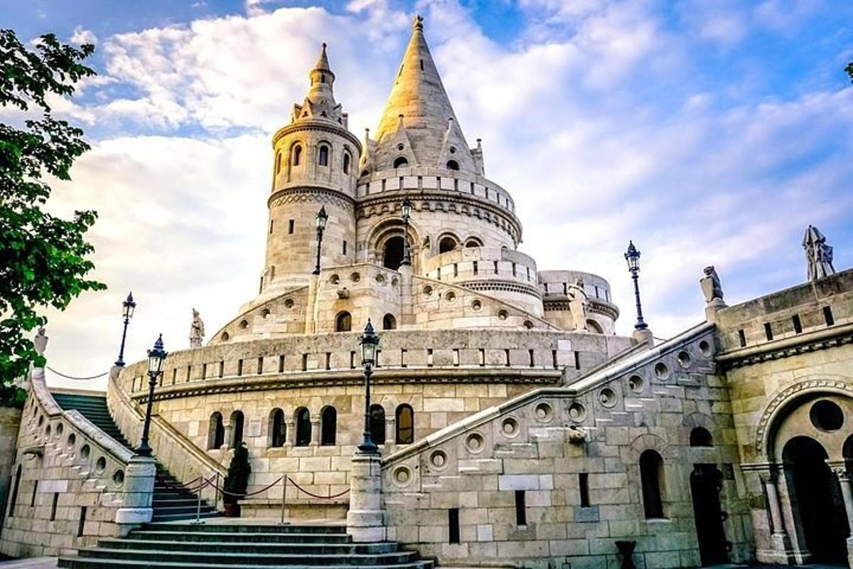 un edificio con delle scale di fronte
