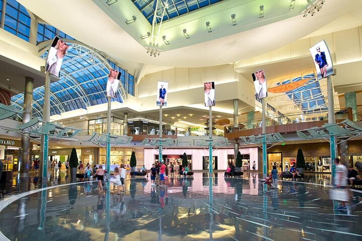 Un centro comercial con gente paseando por él.