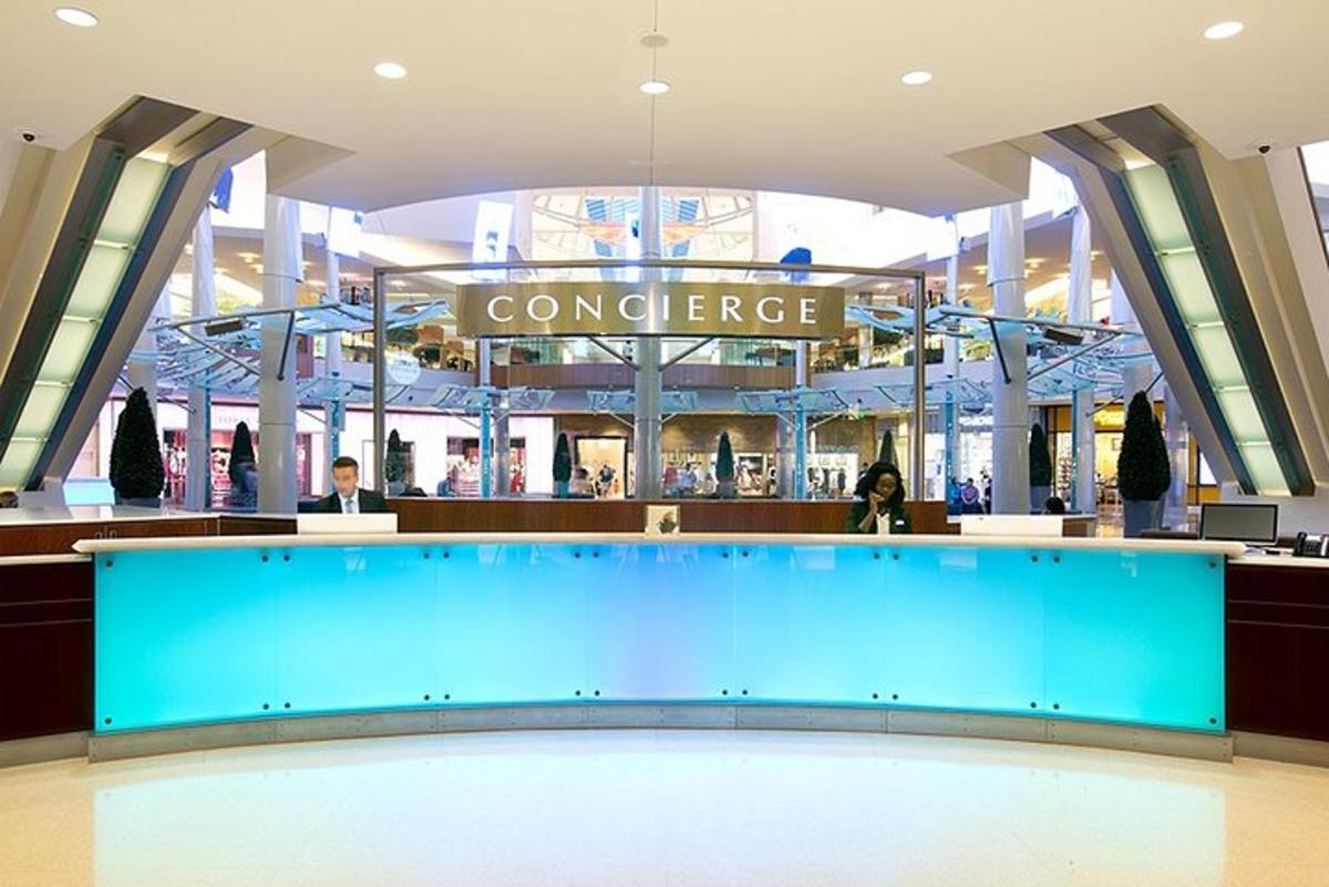 um shopping com uma grande piscina azul no meio