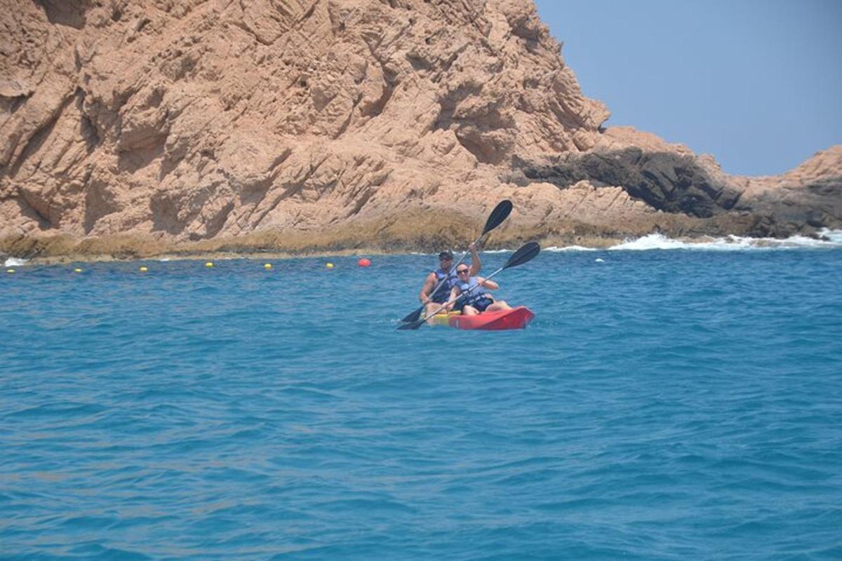 due persone stanno viaggiando su una zattera in acqua