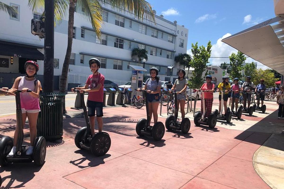 grupp lapsi sõidab segwaydel