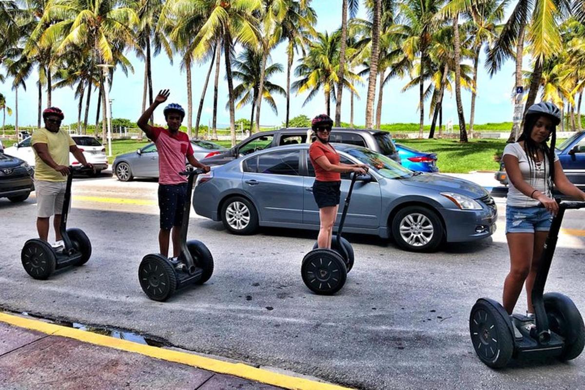 grupp inimesi, kes sõidavad parklas segwaydel