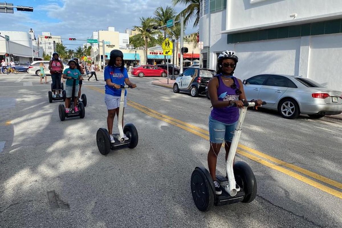 grupp inimesi, kes sõidavad mööda tänavat Segwaydega