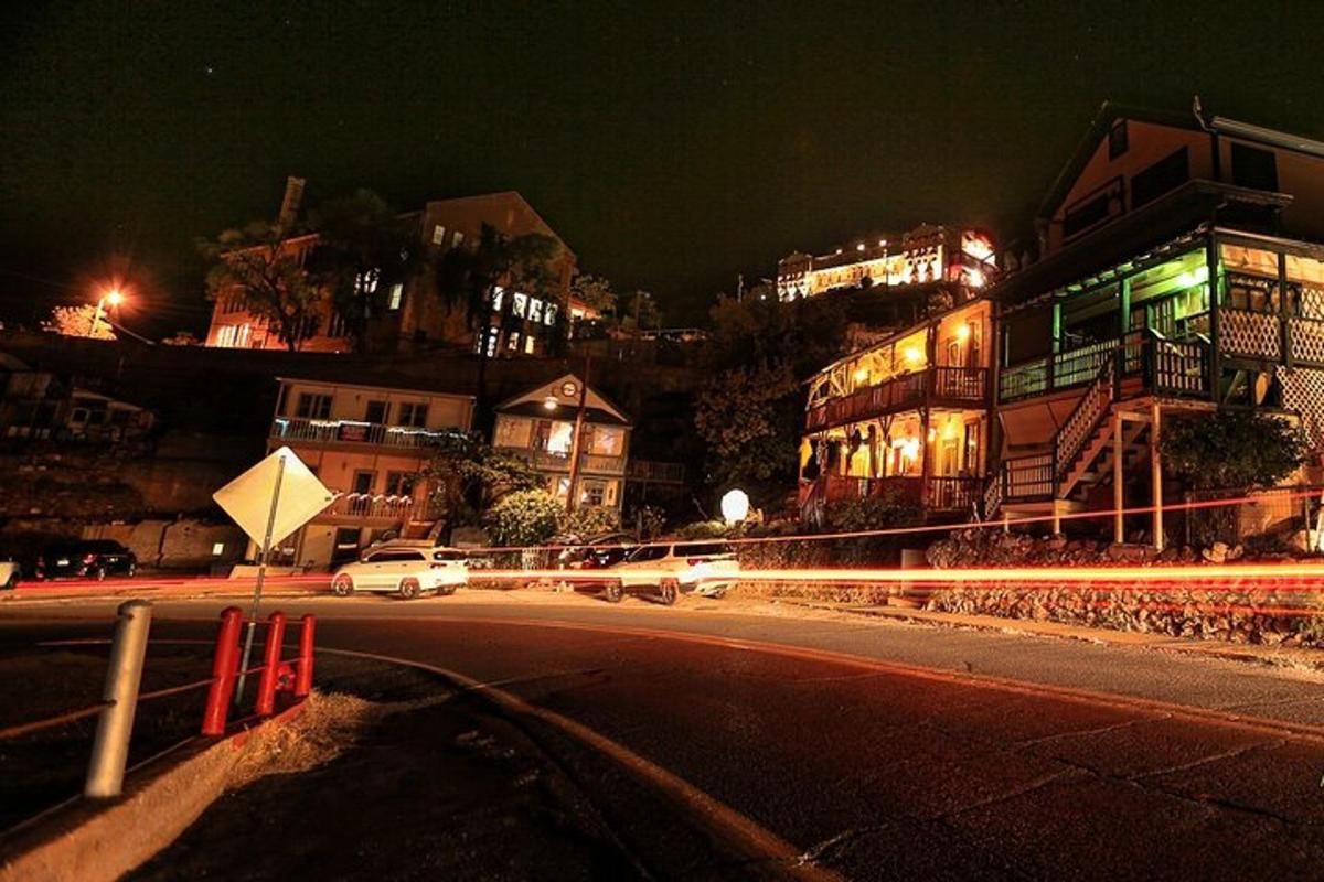 明かりのついた建物のある夜の街路