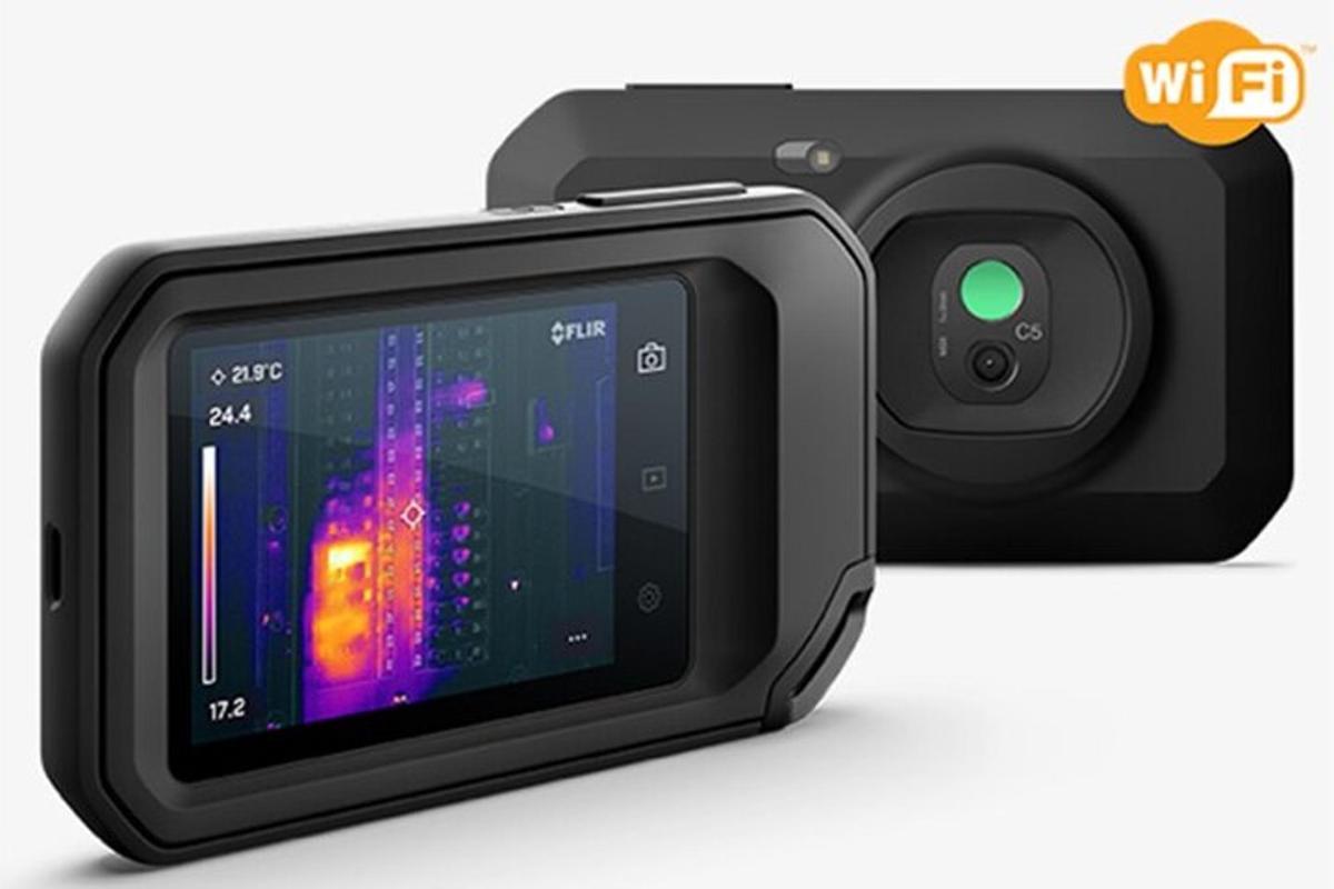 una càmera digital està connectada a un cameraneau