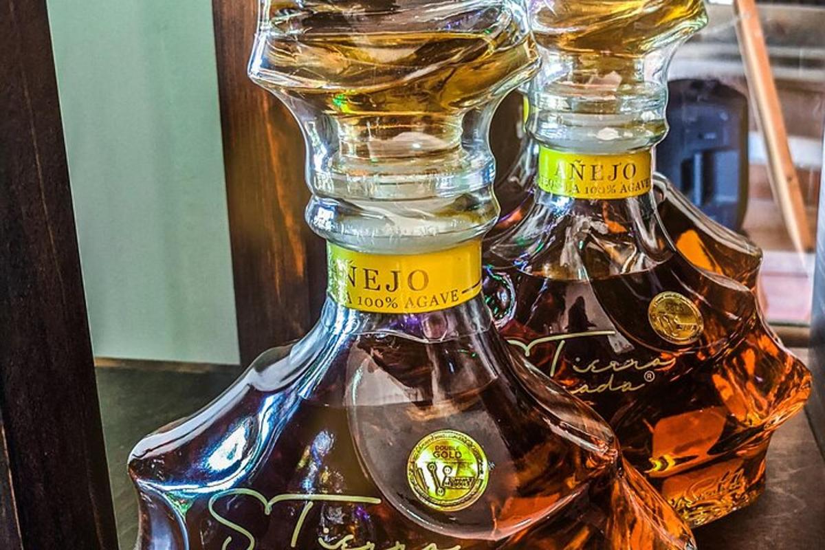 dues ampolles d'alcohol sobre una taula