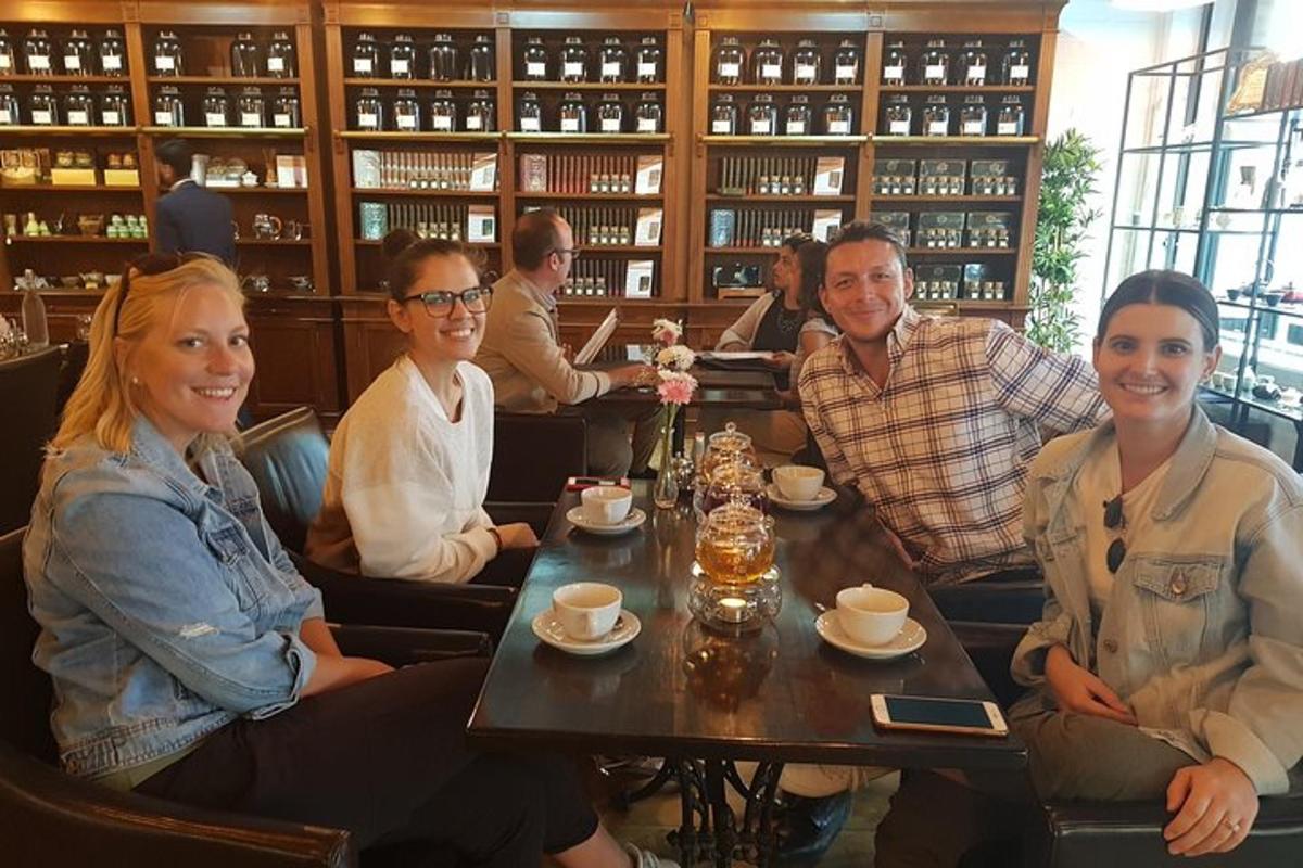 skupina lidí sedících u stolu v restauraci