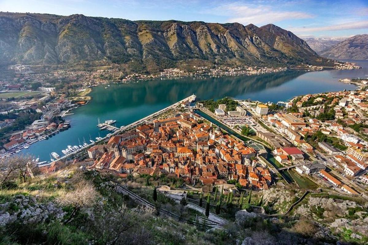 una vista aérea de una ciudad en un cuerpo de agua