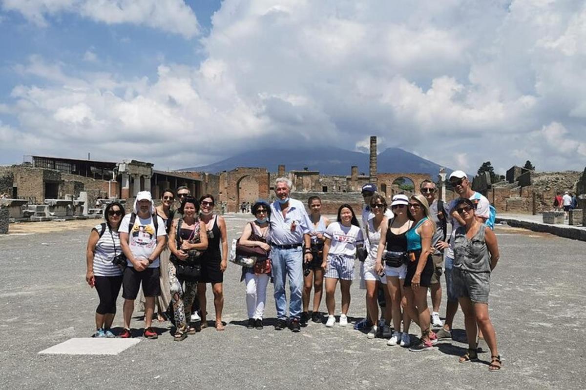 un gruppo di persone in piedi in un parcheggio
