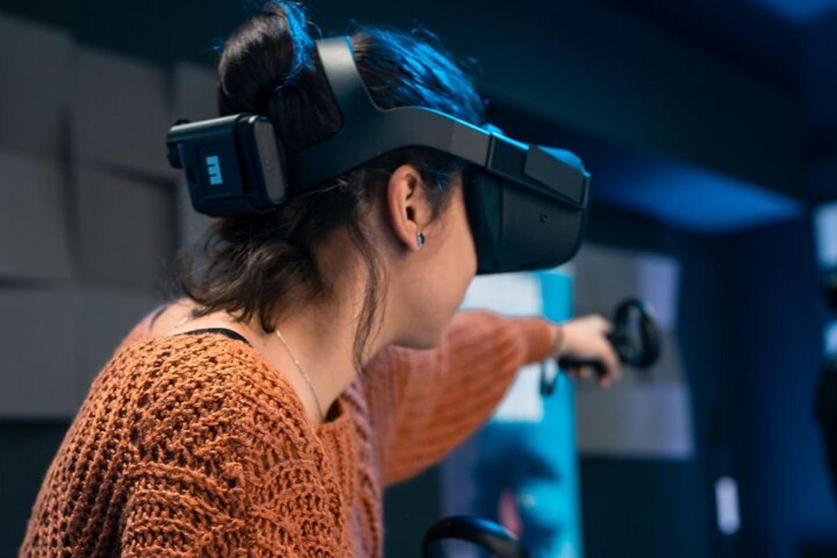 ženska z naglavno slušalko za virtualno resničnost