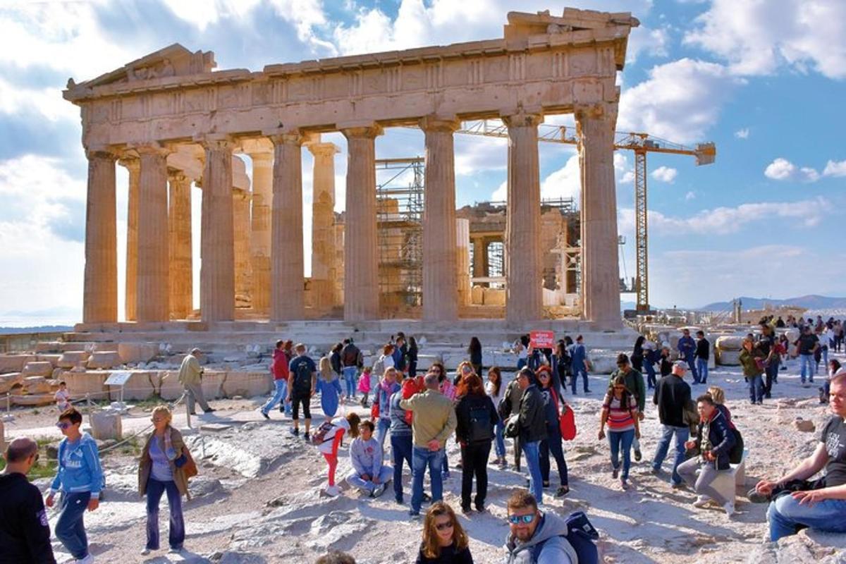 un grupo de personas caminando frente a un templo