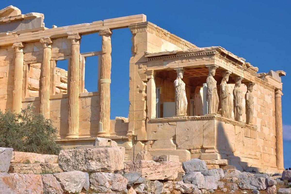 Un edificio antiguo con columnas en la cima de una colina.