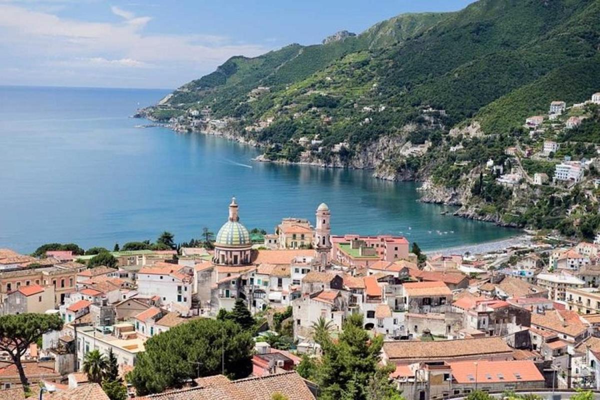 una vista di una città vicino a uno specchio d'acqua