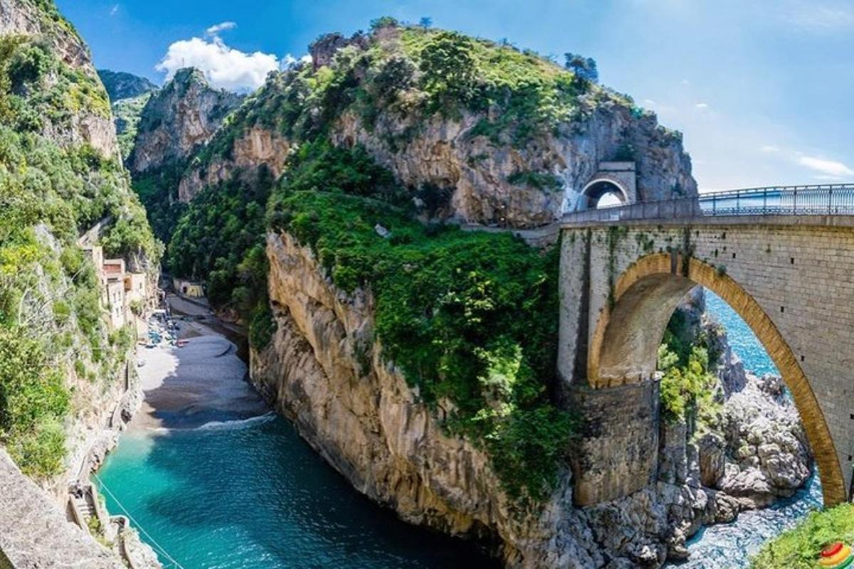 un ponte sopra un fiume vicino a una montagna