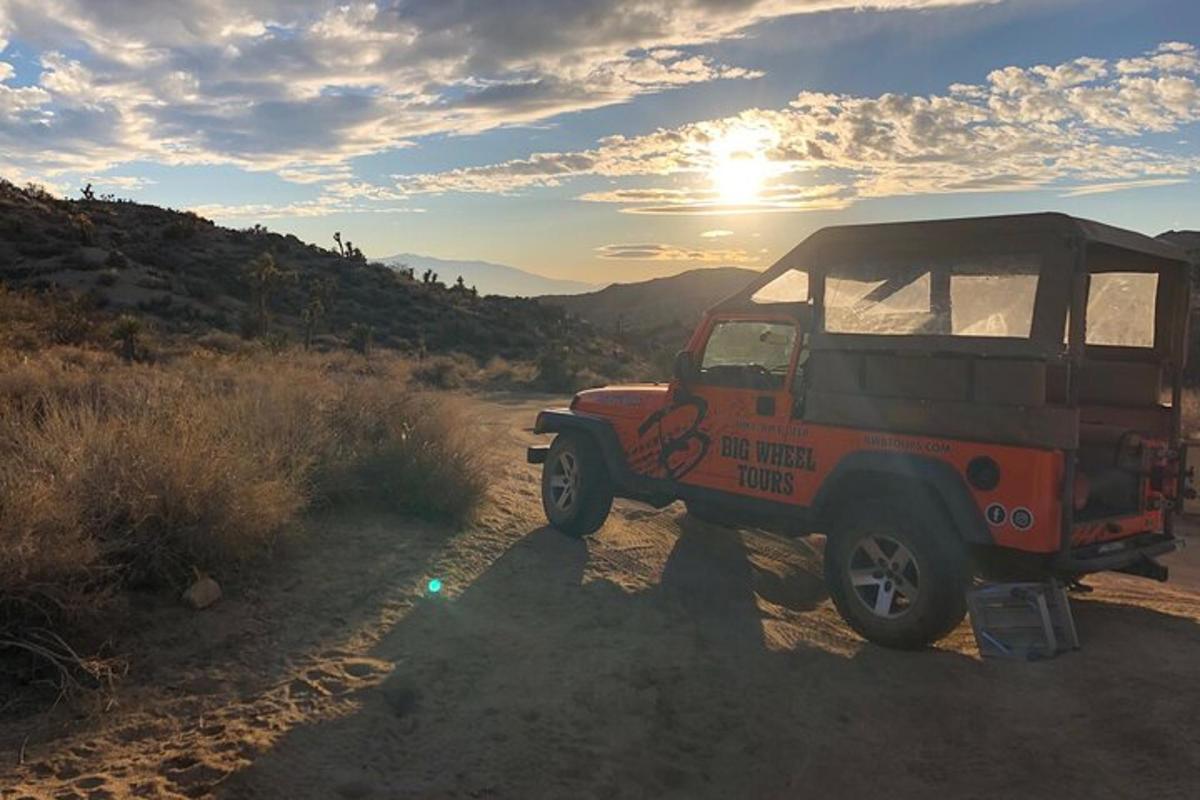 un jeep rojo estacionado en un camino de tierra