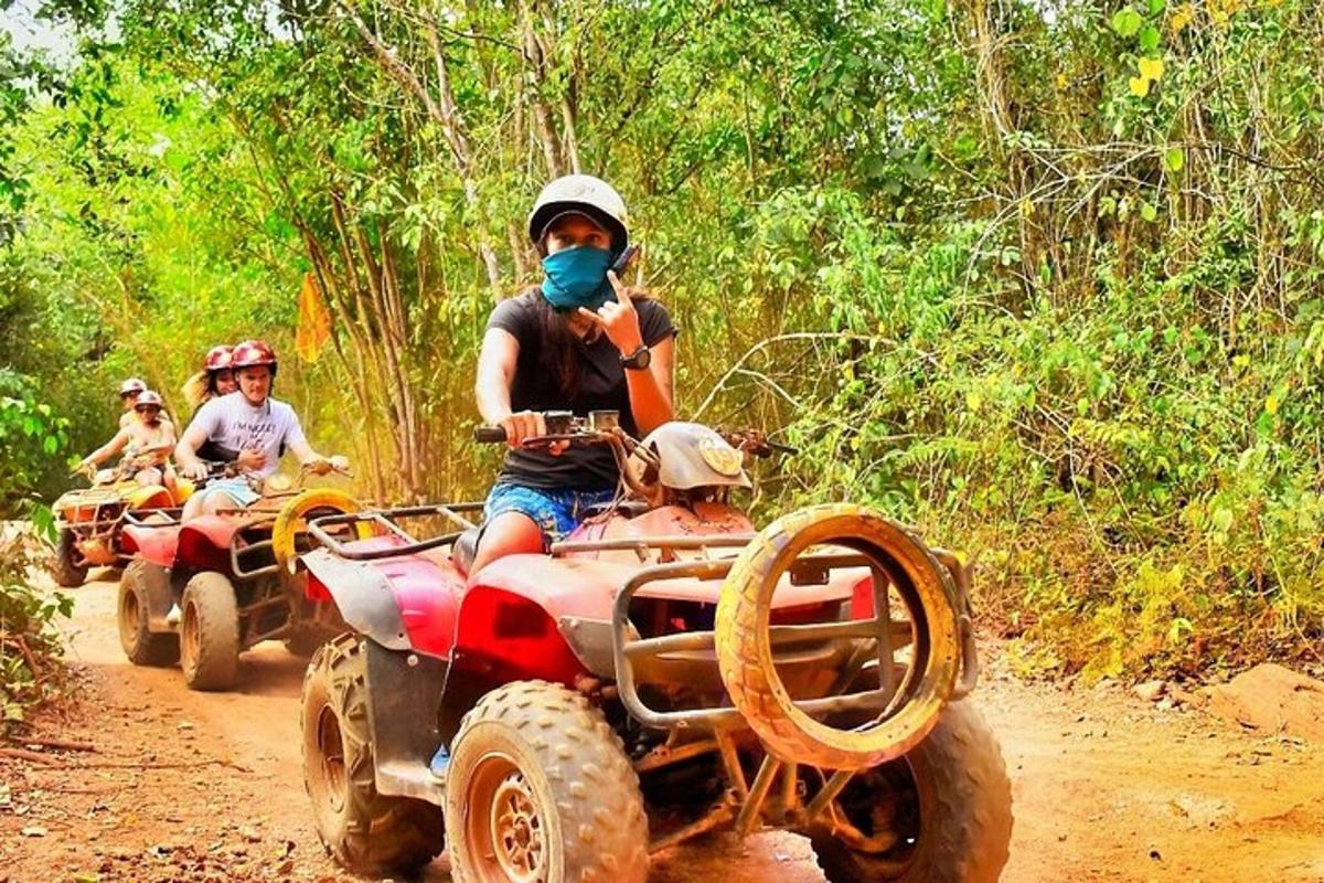 sekelompok orang mengendarai ATV di jalan tanah