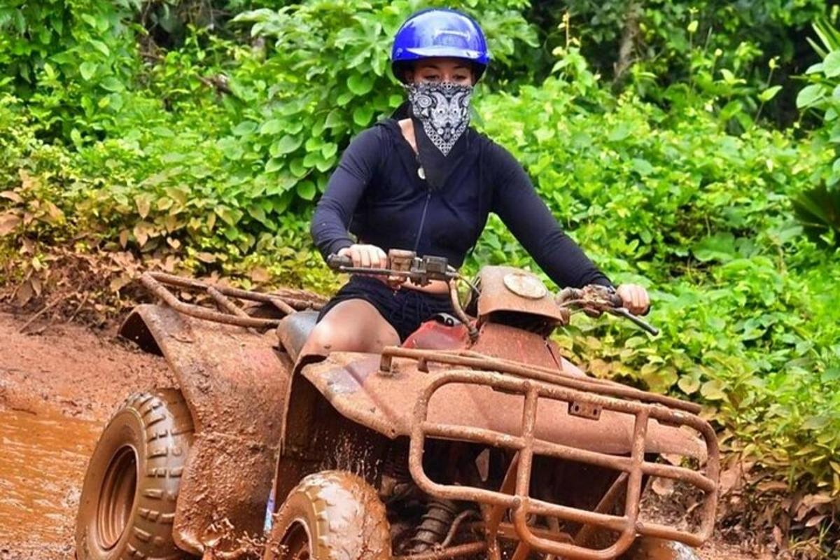 một người phụ nữ đội mũ bảo hiểm trên một chiếc máy kéo đồ chơi