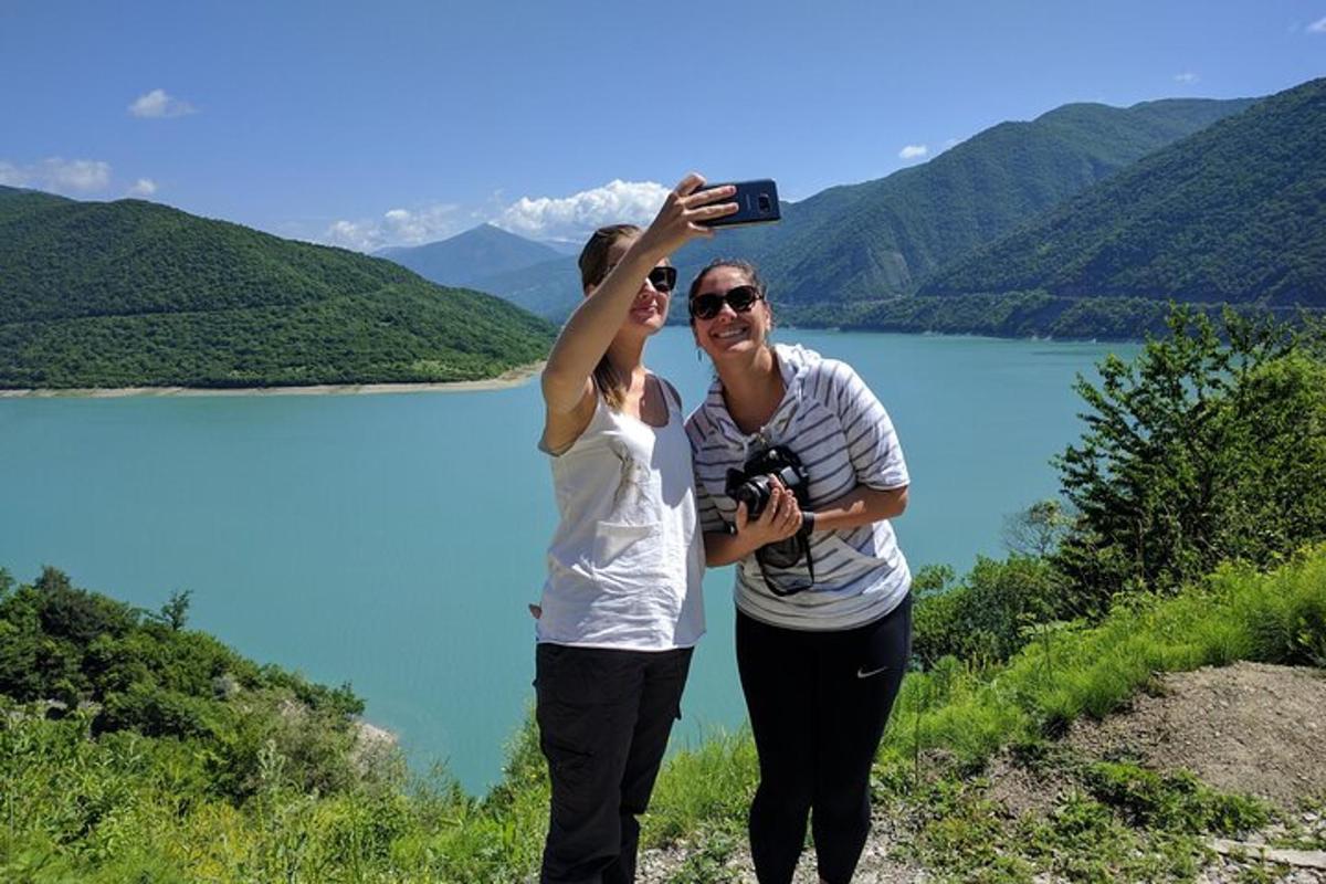 muž a žena fotí jezero