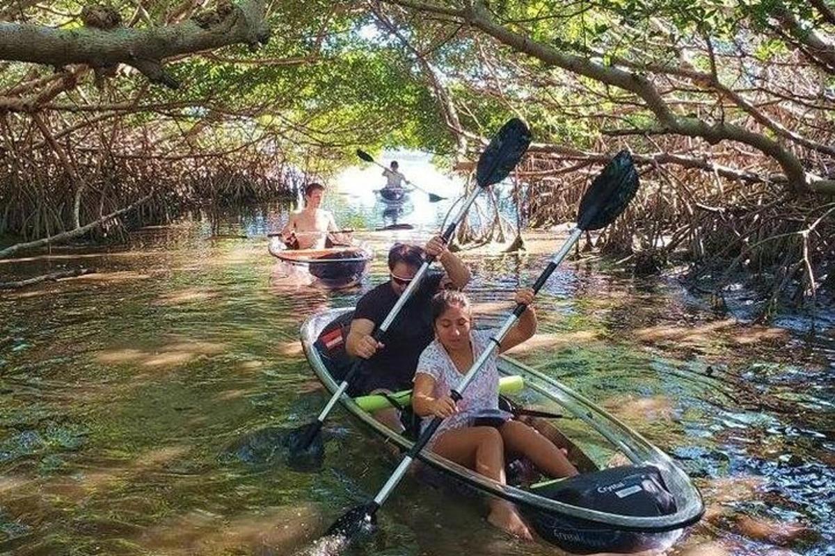 seorang lelaki dan wanita dalam sampan di sungai