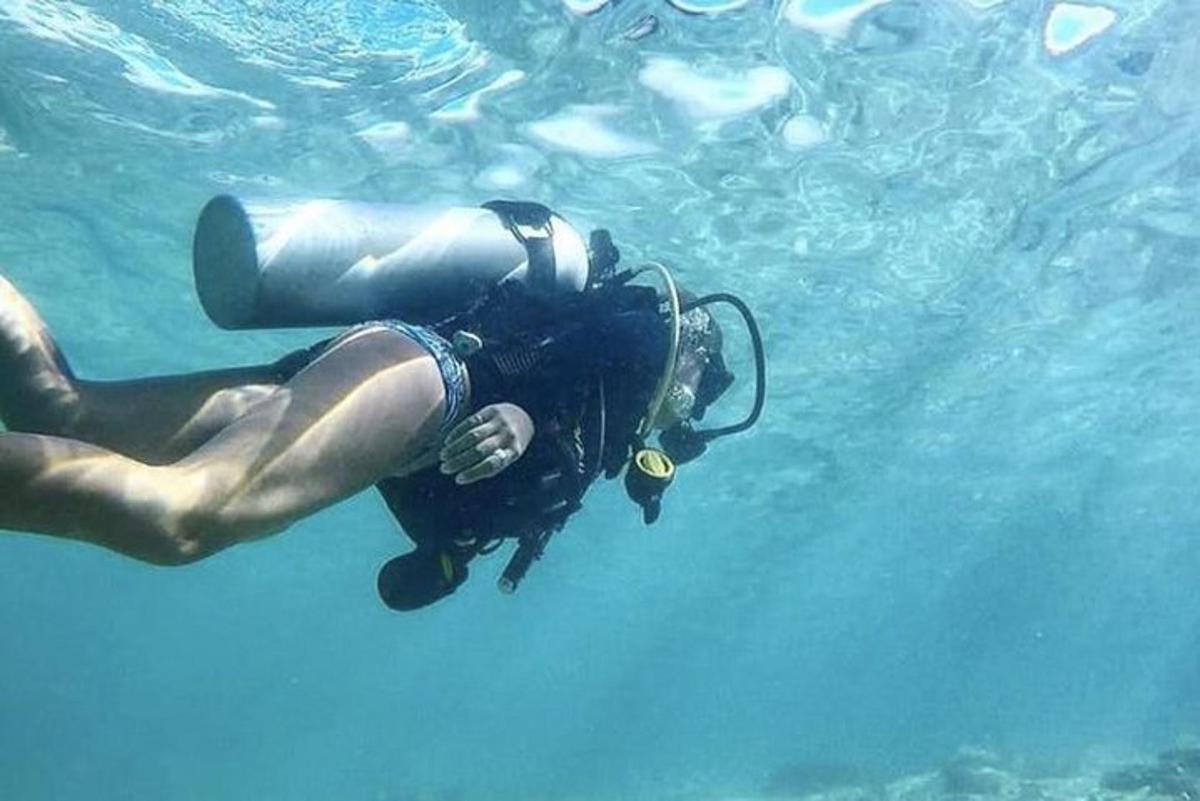 oseba, ki plava v vodi v oceanu