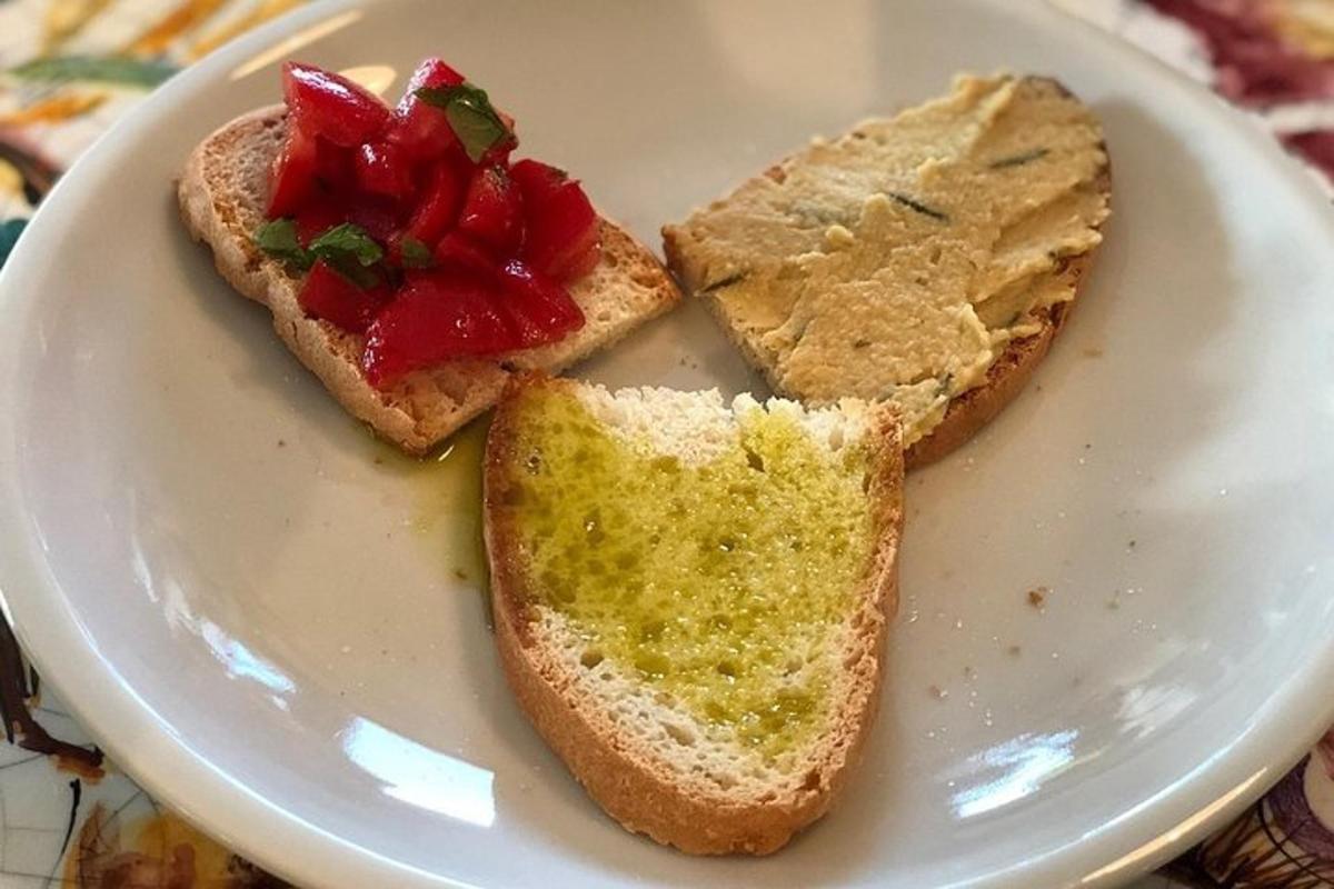 một chiếc đĩa trắng đựng hai lát bánh mì có dâu tây trên đó