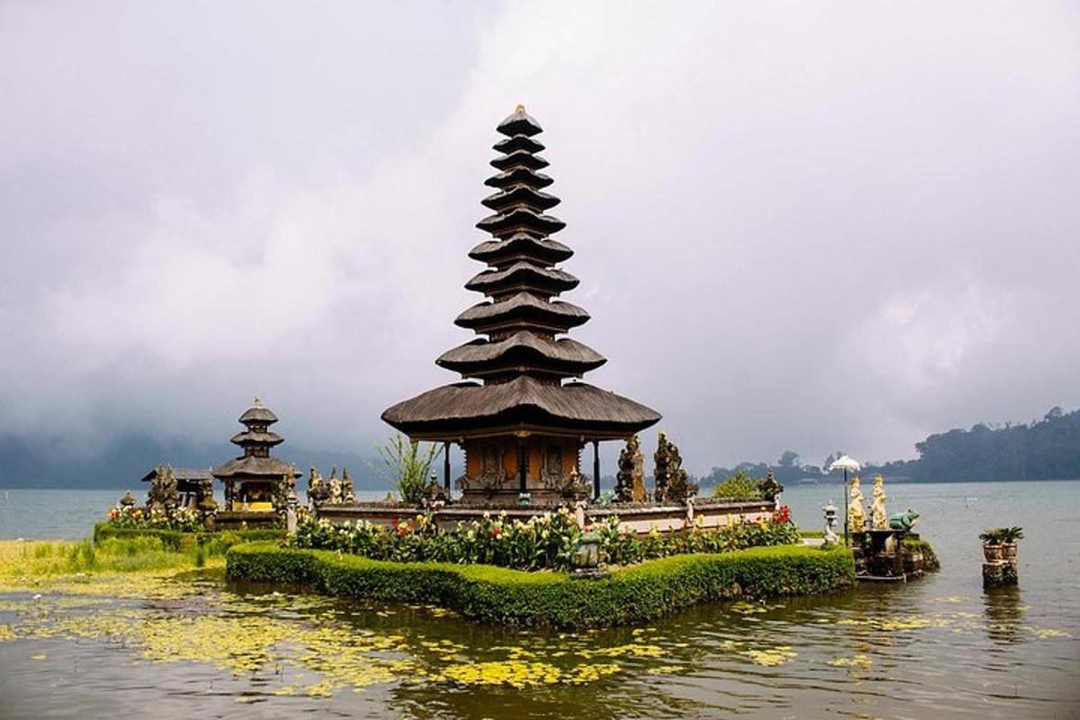 una pequeña isla con una pagoda en el agua