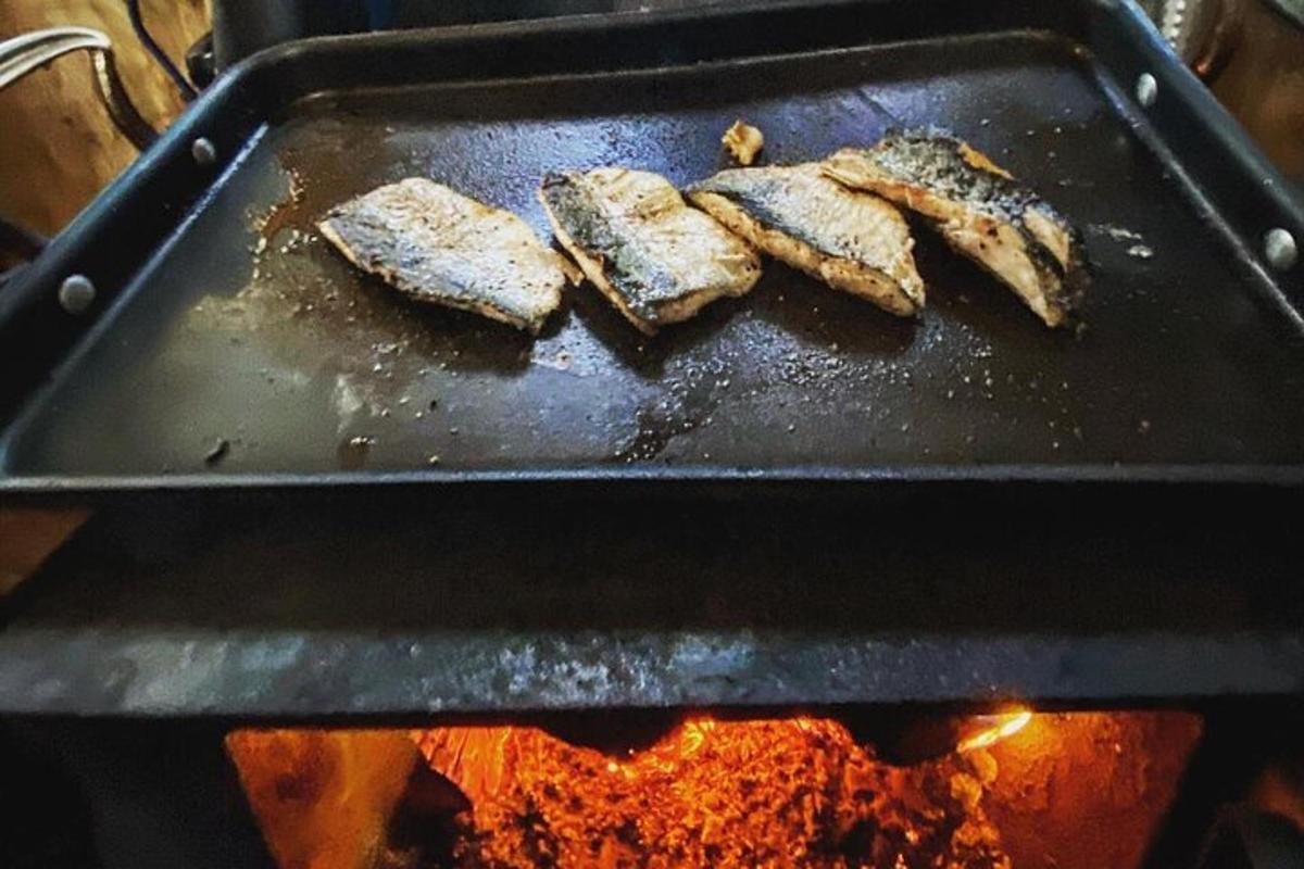 čtyři kusy jídla vařící se na grilu