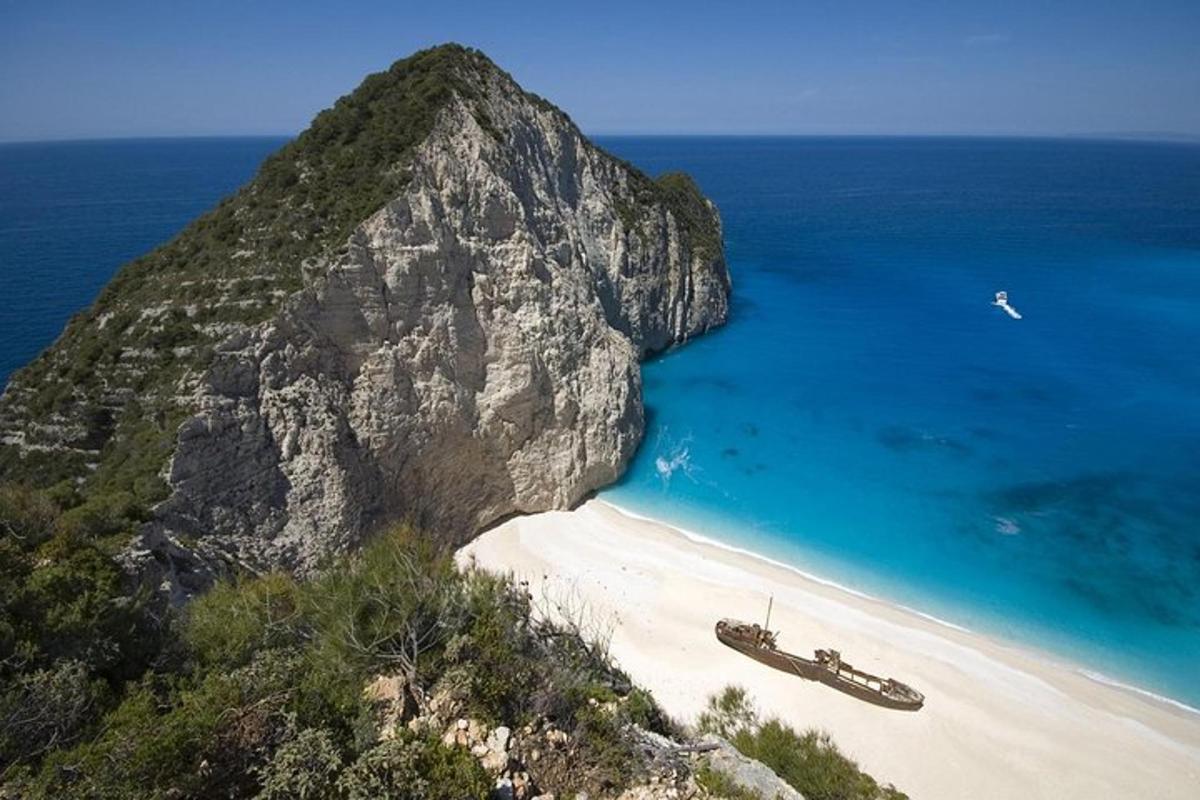una barca su una spiaggia vicino a una montagna