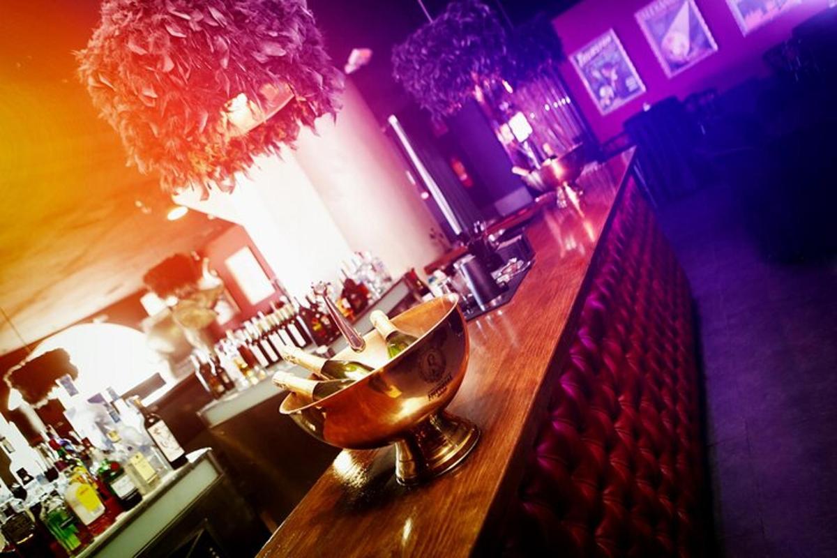 bar dengan mangkuk di atas kaunter